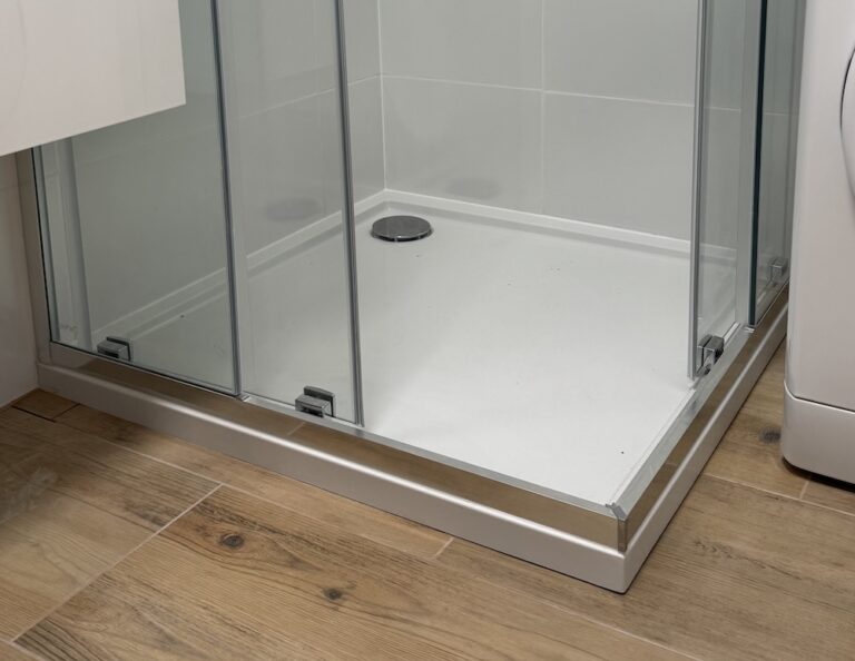 Montaż i wymiana kabiny prysznicowej w Krakowie – jak zrobić to dobrze i bez stresu?